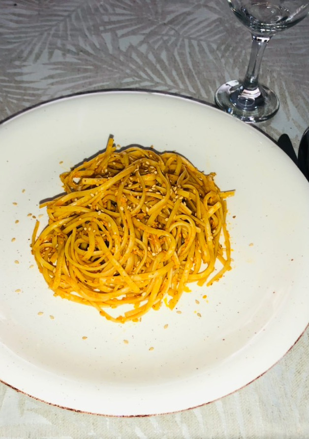 Una foto de Fideos con sésamo y ajo