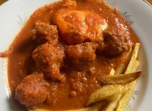 Una foto de Kefta con huevo y patatas fritas