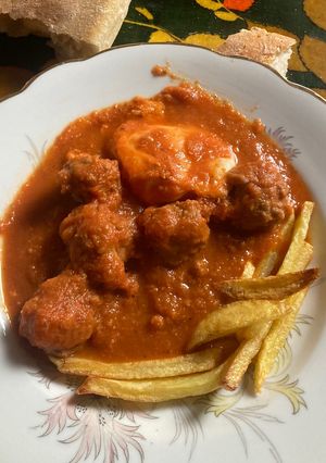 Una foto de Kefta con huevo y patatas fritas