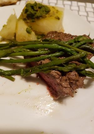 Una foto de Lomito con espárragos