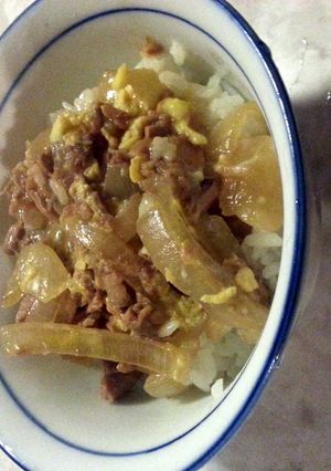 A picture of tuna donburi.