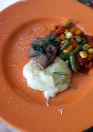 A picture of chicken whit potateos past and rucola salad..