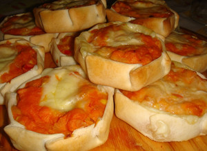 Una foto de Canastitas de calabaza, choclo y queso 