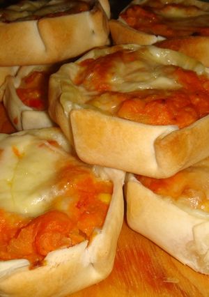 Una foto de Canastitas de calabaza, choclo y queso 