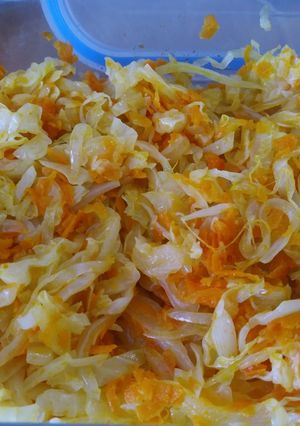 Una foto de Base de col, cebolla 🧅 y zanahoria 🥕para acompañamiento