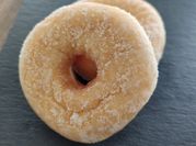 Une photo de donuts four