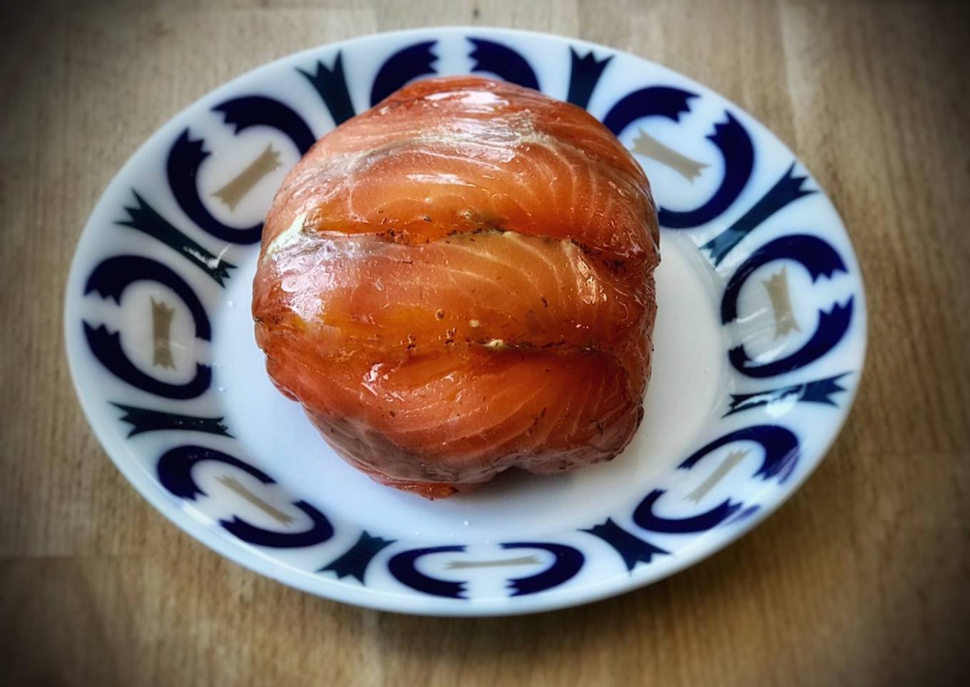 Bomba de salmón con crema de aguacate y huevo