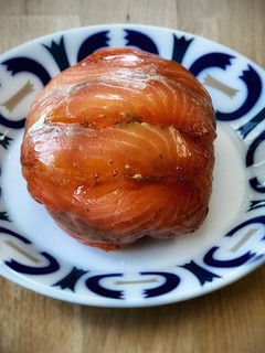 Una foto de Bomba de salmón con crema de aguacate y huevo
