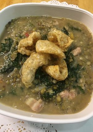 A picture of Ginisang Munggo with Chicharon.