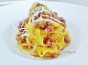 Una foto di pasta funghi pappardelle