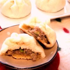 A picture of Delicious and Plump Steamed Pork Buns In a Frying Pan.