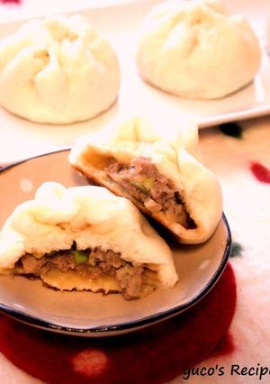 A picture of Delicious and Plump Steamed Pork Buns In a Frying Pan.