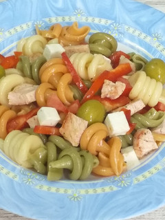 Una foto de Ensalada de pastas con pechuga de pavo