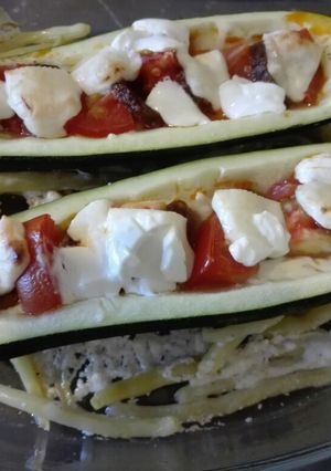 Töltött cukkini zöldbab ágyon recept fotója