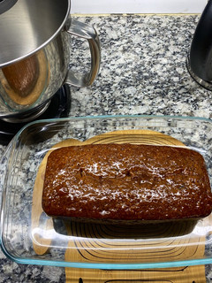 Una foto de Budín de banana con trocitos de chocolate y dulce de leche !!