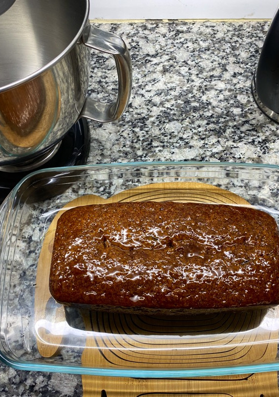 Una foto de Budín de banana con trocitos de chocolate y dulce de leche !!
