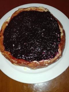 Una foto de Cheesecake de queso con mermelada de moras silvestre en la olla GM f