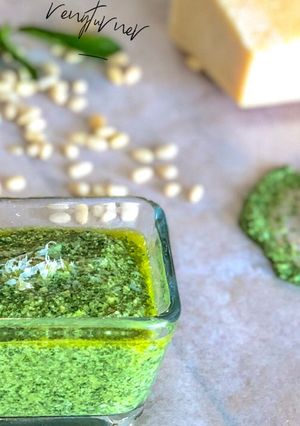 A picture of Pesto sauce.