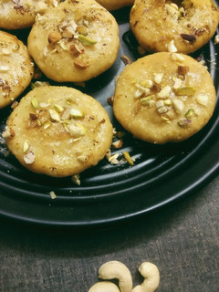 मावा कचौड़ी (mawa kachori recipe in Hindi) रेसिपी मुख्य फोटो