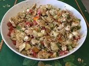 Une photo de salade de riz