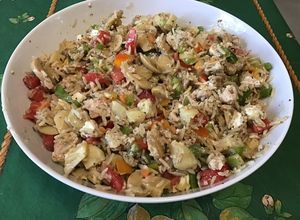 Une photo de Salade de riz au thon, légumes et feta sauce truffée