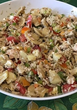 Une photo de Salade de riz au thon, légumes et feta sauce truffée