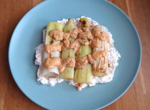 Una foto de Puerros Asados con Burrata