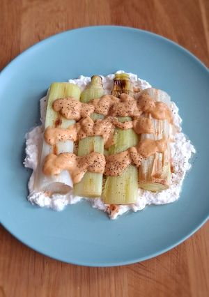 Una foto de Puerros asados con burrata