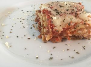 Una foto de Lasagna o Lasagne vegetariana con "carne"de soya y 4 quesos