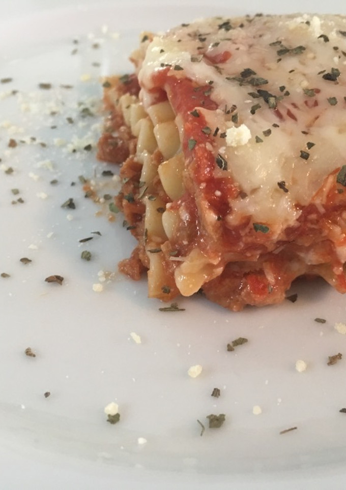 Una foto de Lasagna o Lasagne vegetariana con "carne"de soya y 4 quesos