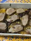 Filet mignon rôti au four à l'ail rose, oignon rouge et romarin