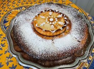 Une photo de Gâteau au skyr abricots et groseilles (sucre glace et levure)