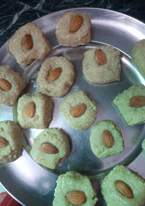 मावा बर्फी (Mawa Barfi recipe in hindi) रेसिपी मुख्य फोटो