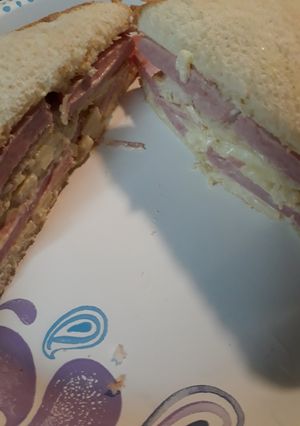A picture of Sandwich de Medianoche 9.