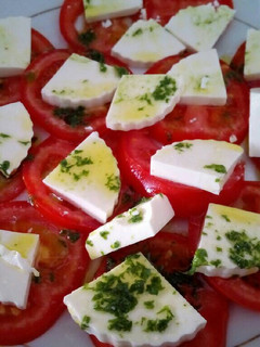 Foto principal de Ensalada de tomate y queso fresco