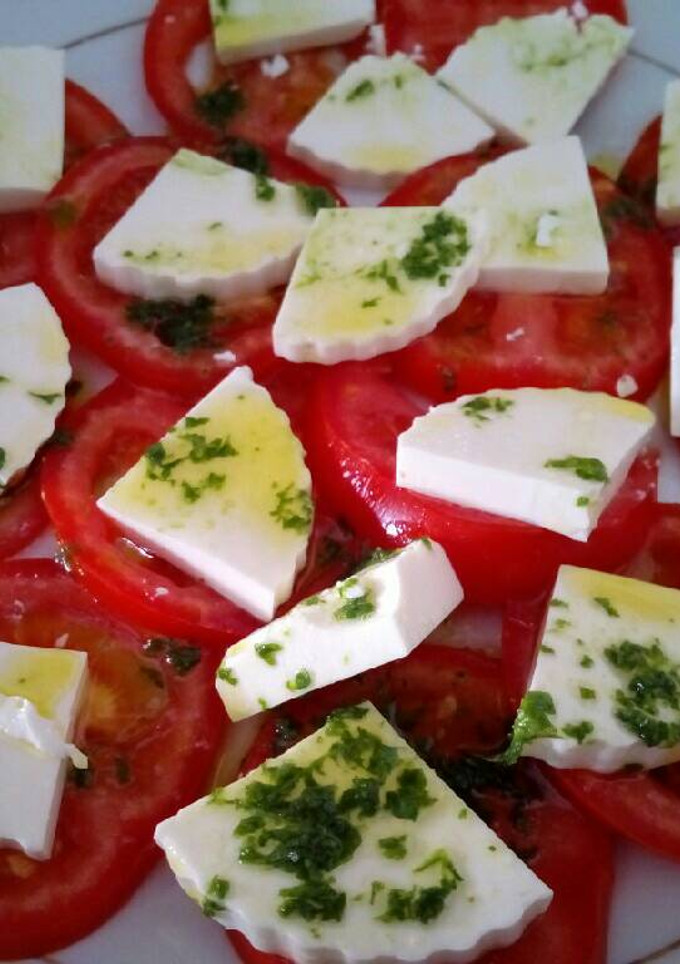 Una foto de Ensalada de tomate y queso fresco