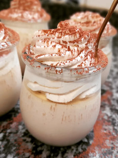 Una foto de Pannacotta de café con Baileys, con su crema y cacao