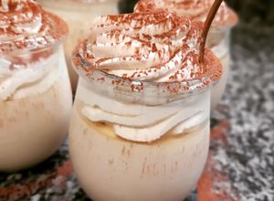 Foto principal de Pannacotta de café con Baileys, con su crema y cacao