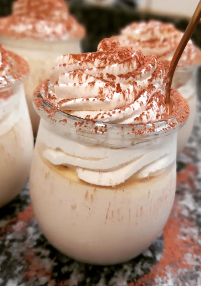 Una foto de Pannacotta de café con Baileys, con su crema y cacao