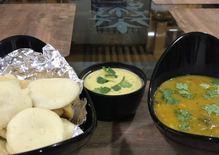 Recipe of Homemade Soft Rava Idli with sambar and coconut chutney