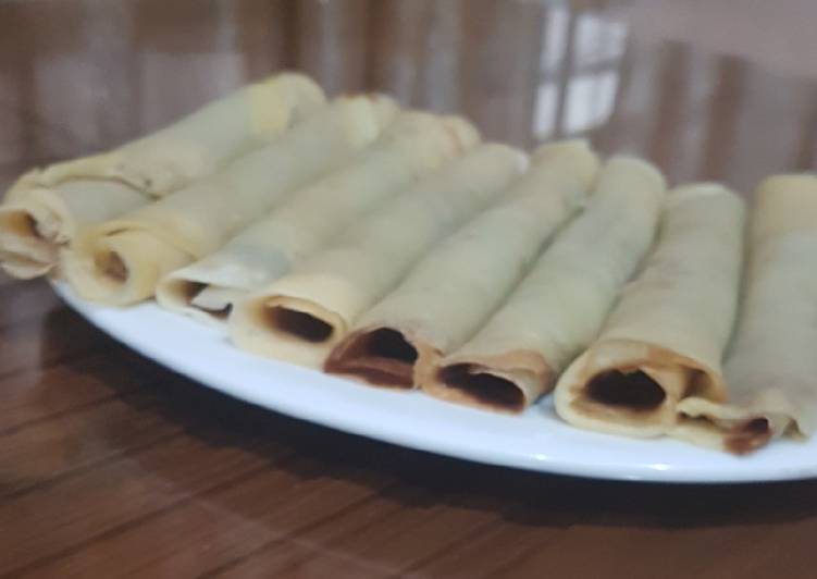 Roll pancake with chocolate filling