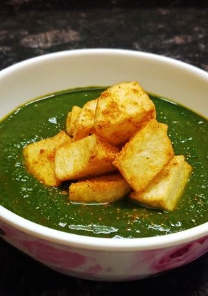 A picture of Tandoori aalo in paalak gravy.