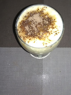 Una foto de Licuado con copos de banana, dulce de leche y cacao