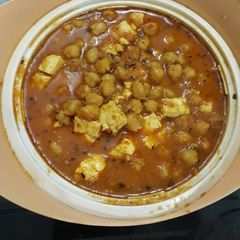 A picture of Chole and paneer gravy.