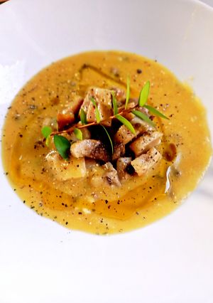 Foto di Vellutata di Zucca e Patate con Porcini e Foglie di Mirto