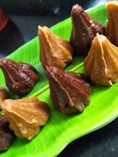 વેનીલા & ચોકલેટ બિસ્કીટ મોદક(Venilla Chocolate Biscuit Modak Recipe In Gujarati) રેસીપી મુખ્ય ફોટો