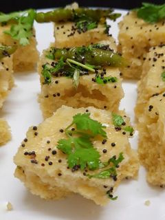 ખમણ (Khaman Recipe In Gujarati) રેસીપી મુખ્ય ફોટો