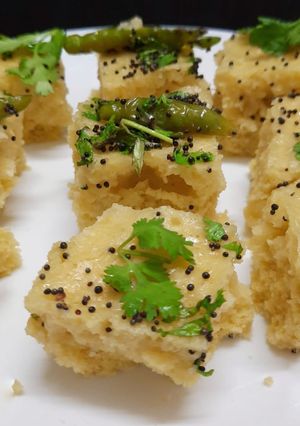 ખમણ (Khaman Recipe In Gujarati) રેસીપી મુખ્ય ફોટો