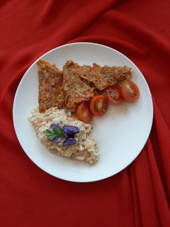 Una foto de Risotto de arroz integral con tortilla de zanahoria