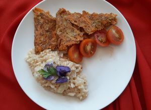 Una foto de Risotto de arroz integral con tortilla de zanahoria